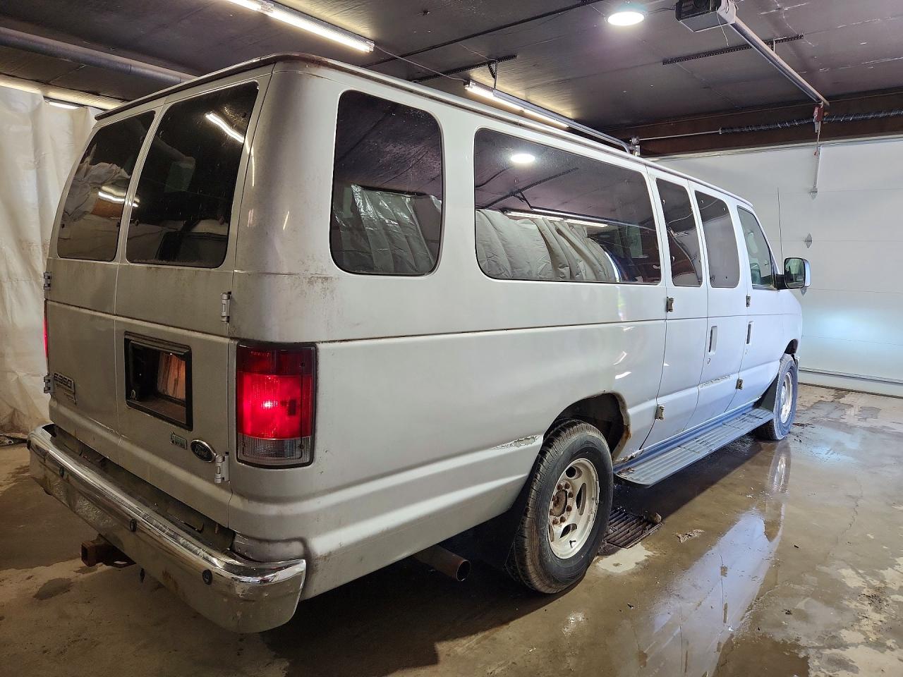 Ford Econoline E350 Super Duty Wagon