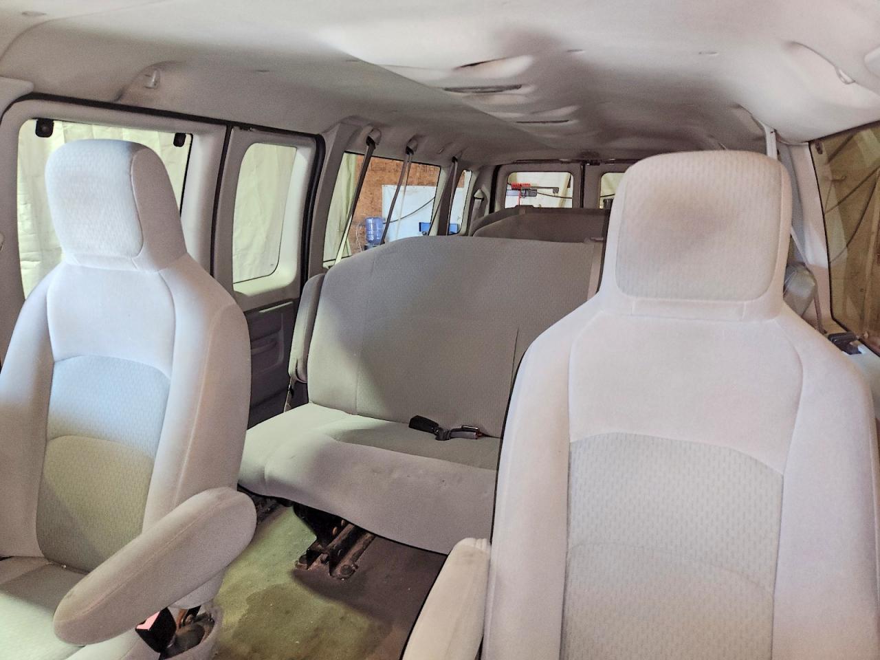 Ford Econoline E350 Super Duty Wagon