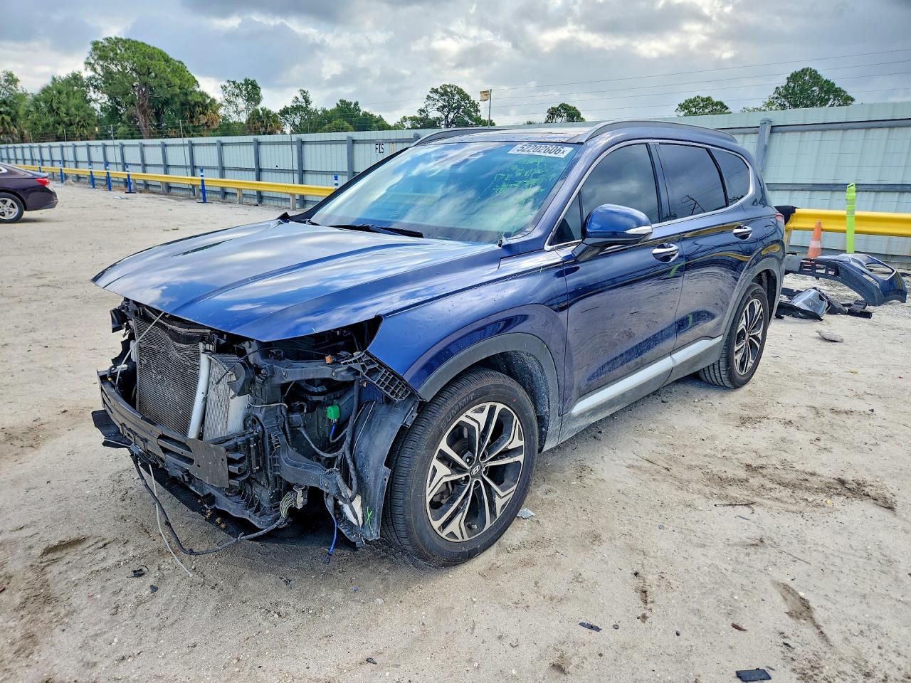 Salvage Hyundai SANTA FE Image