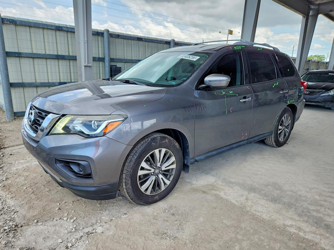 Salvage Nissan Pathfinder Image