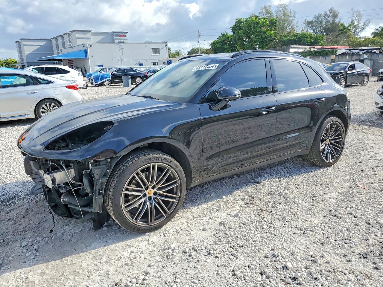 Salvage Porsche Macan Image
