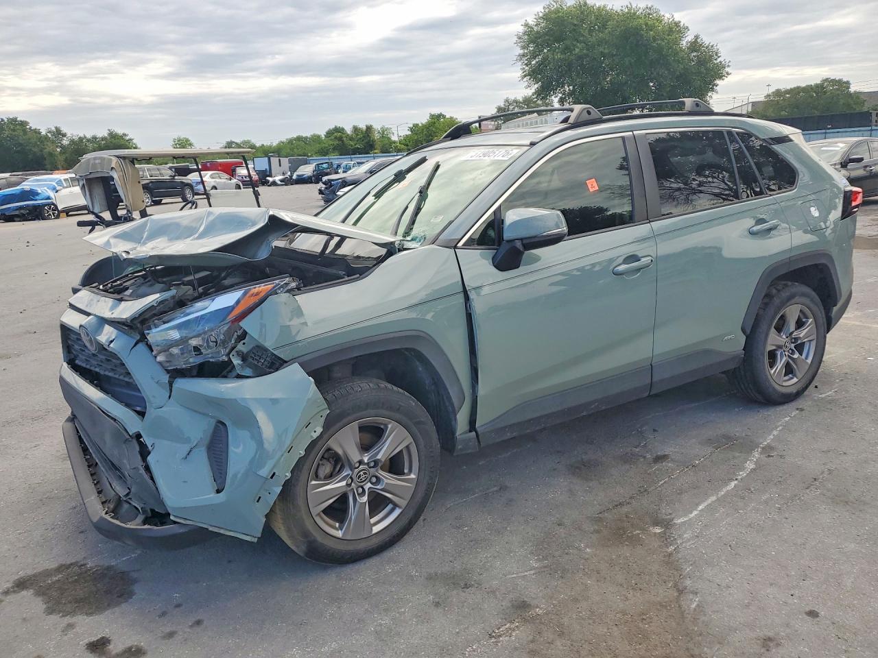Salvage Toyota RAV4 Image