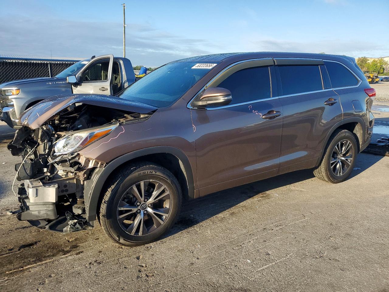 Salvage Toyota Highlander Image