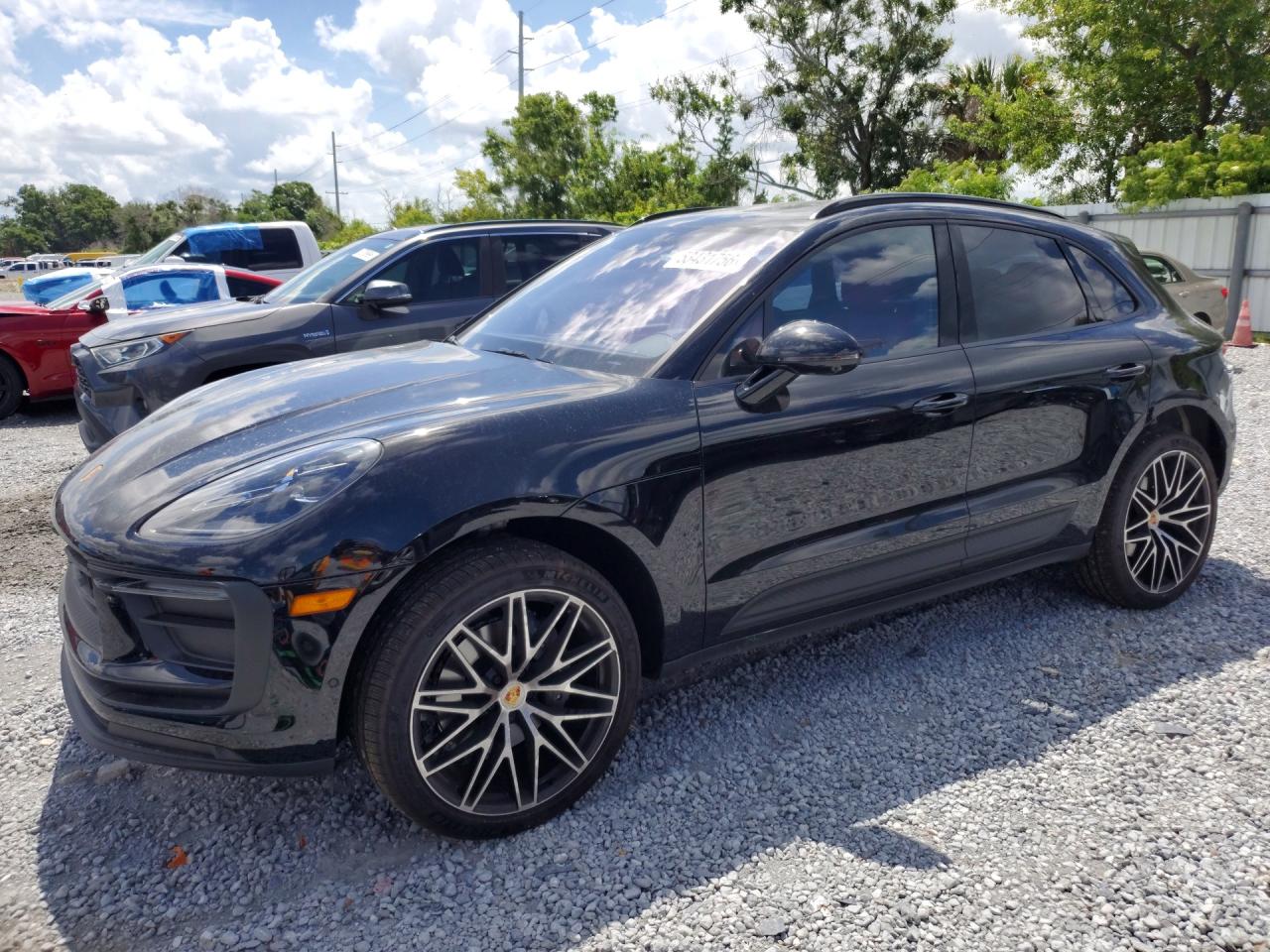Salvage Porsche Macan Image