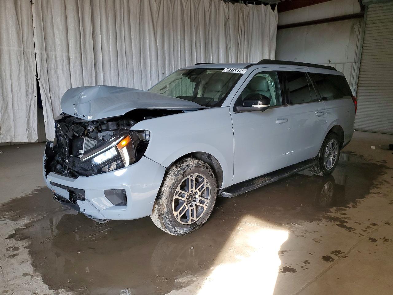 Salvage Ford Expedition Image