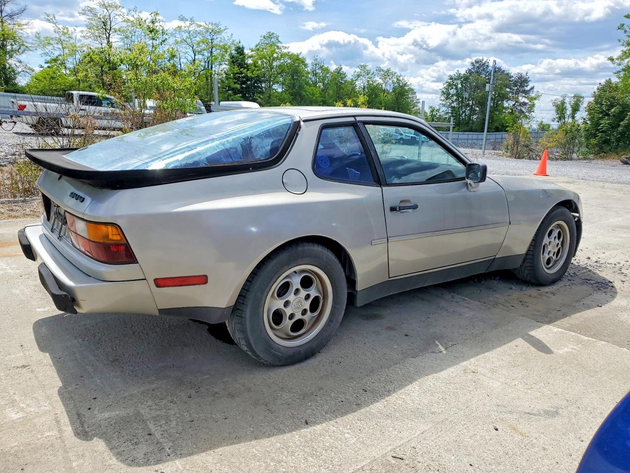 Porsche 944