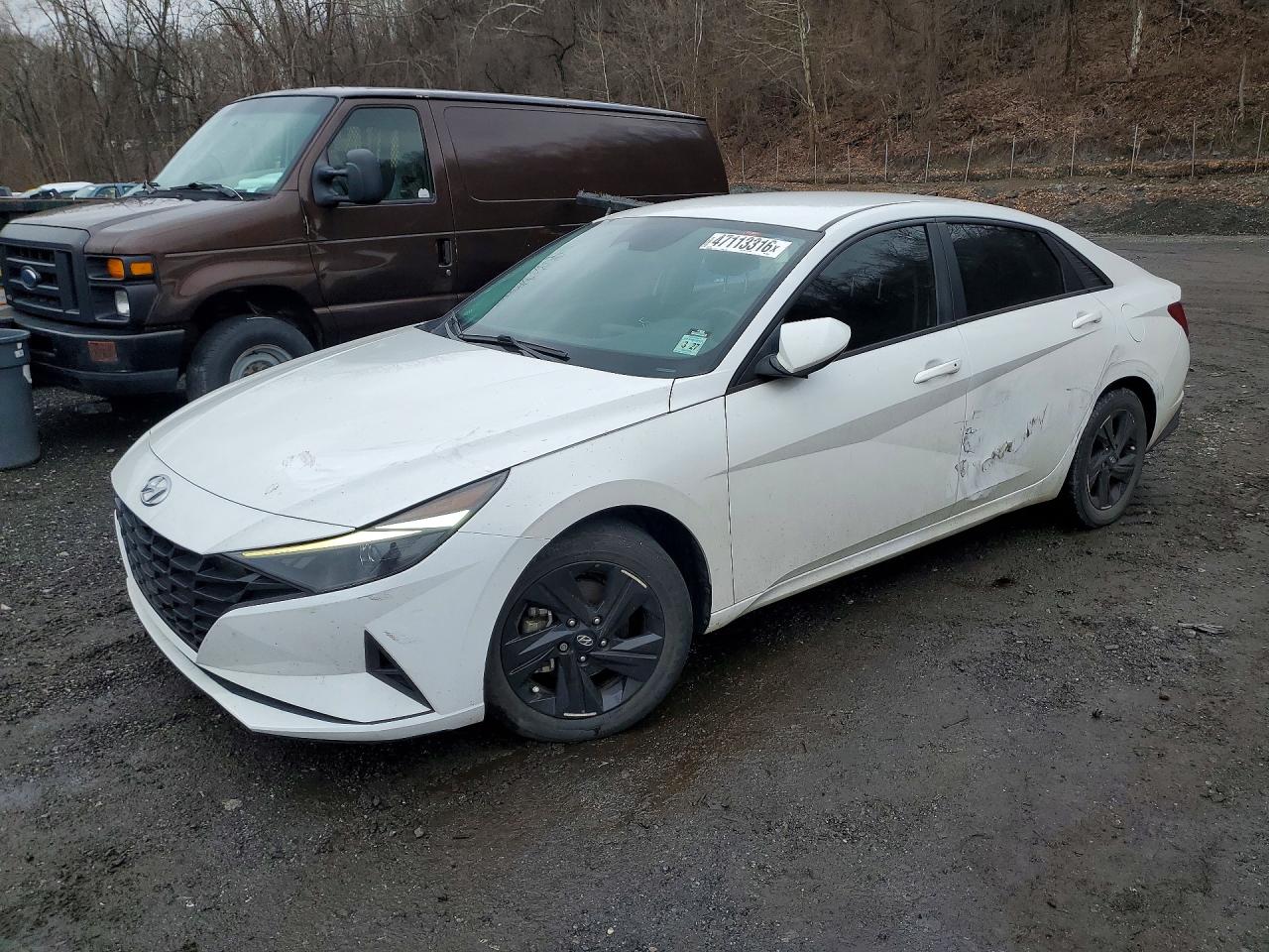 Salvage Hyundai ELANTRA Image