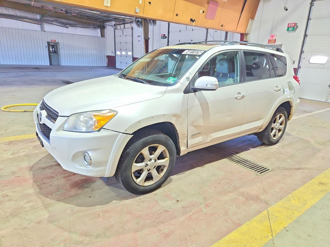 Salvage Toyota RAV4 Image