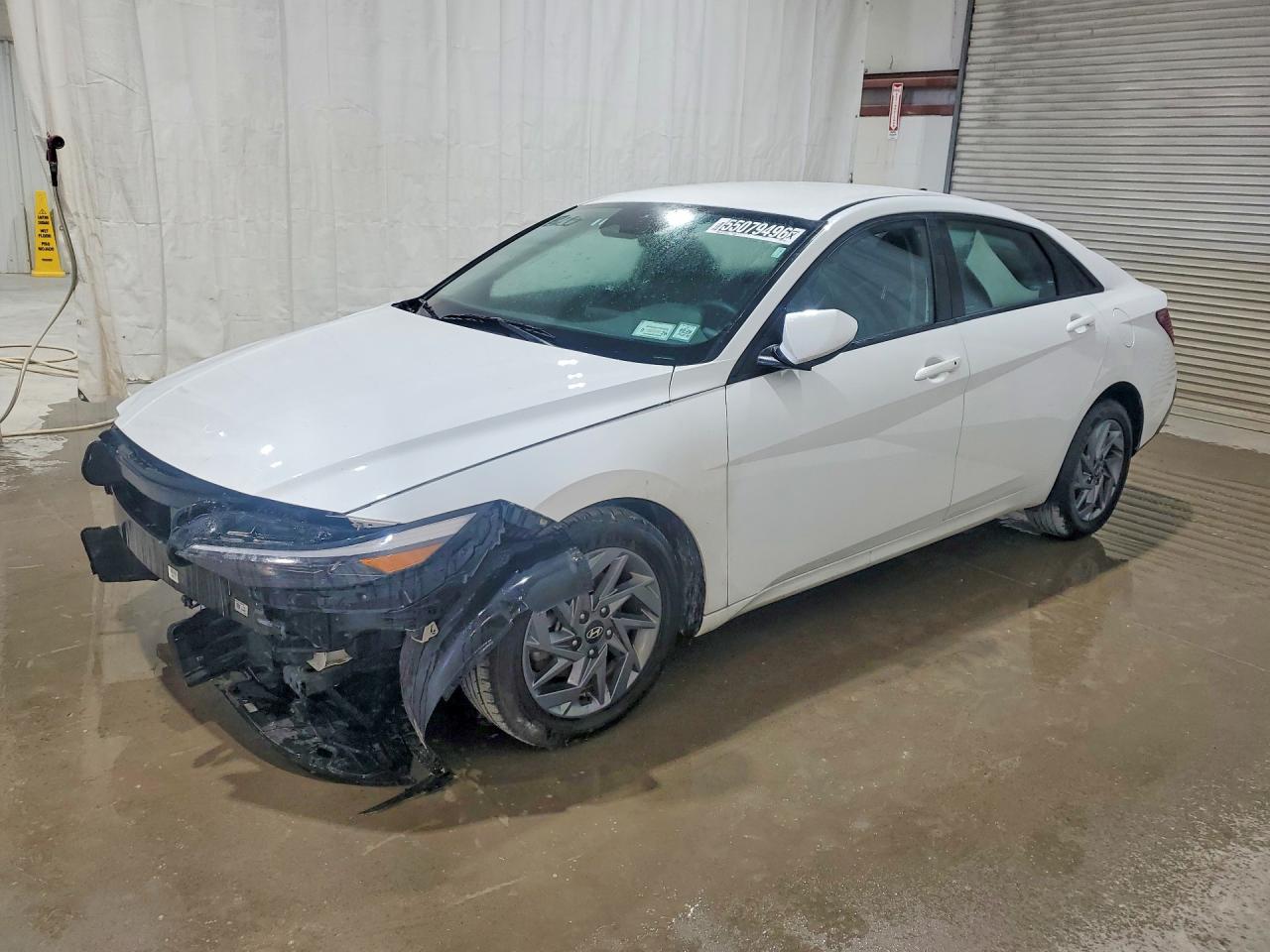 Salvage Hyundai ELANTRA Image