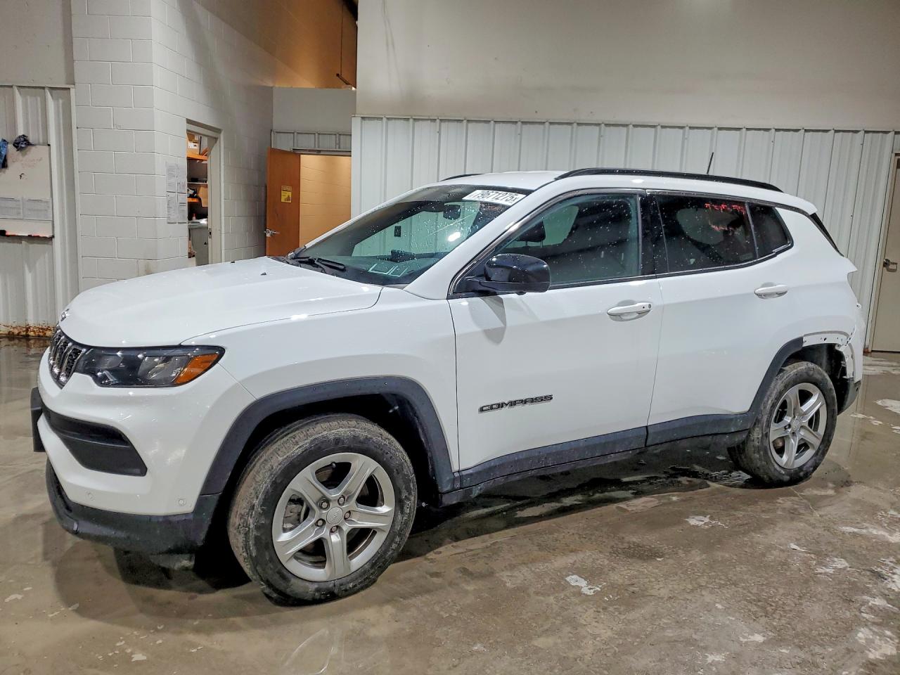 Salvage Jeep Compass Image