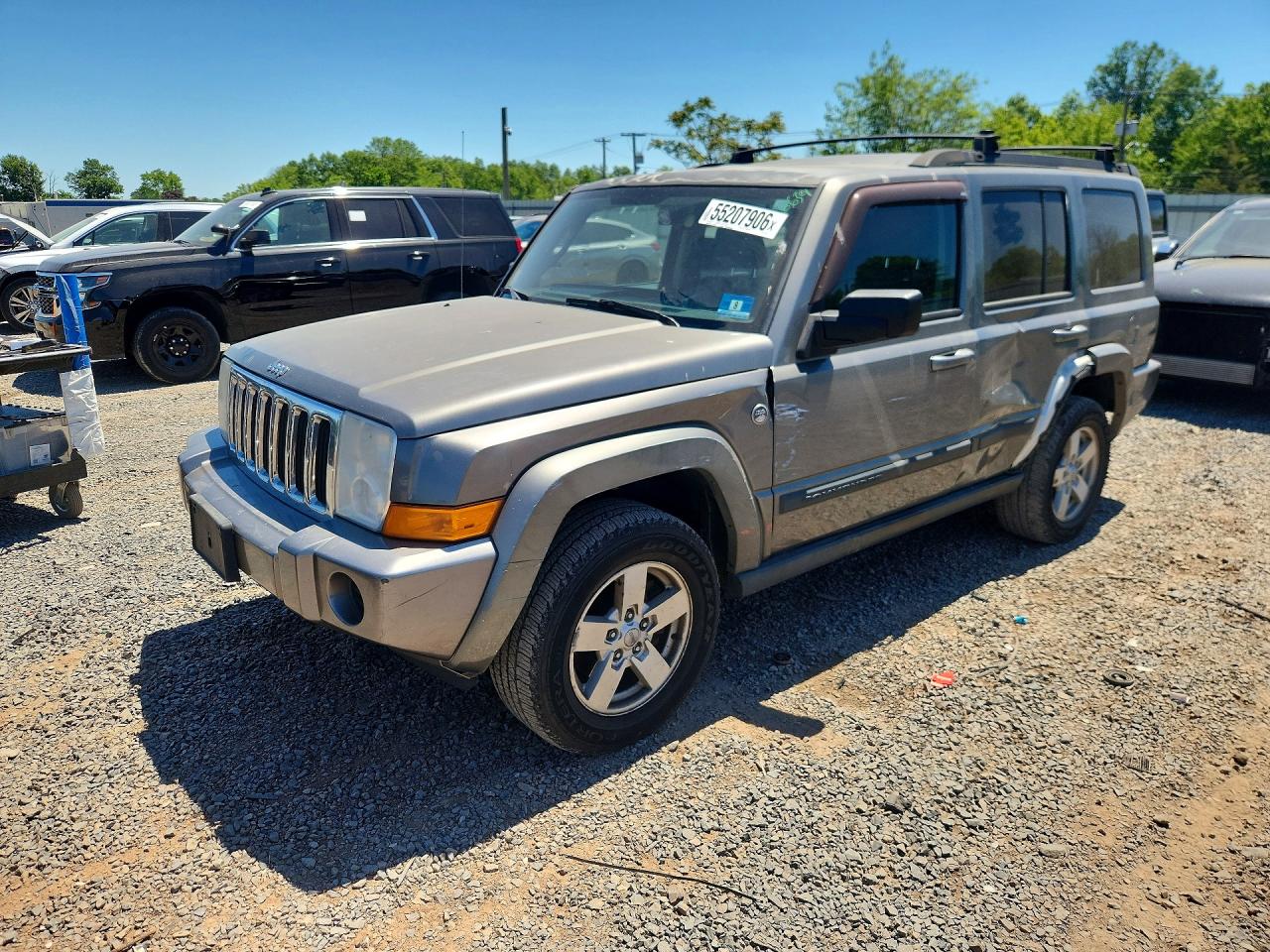 Salvage Jeep Commander Image