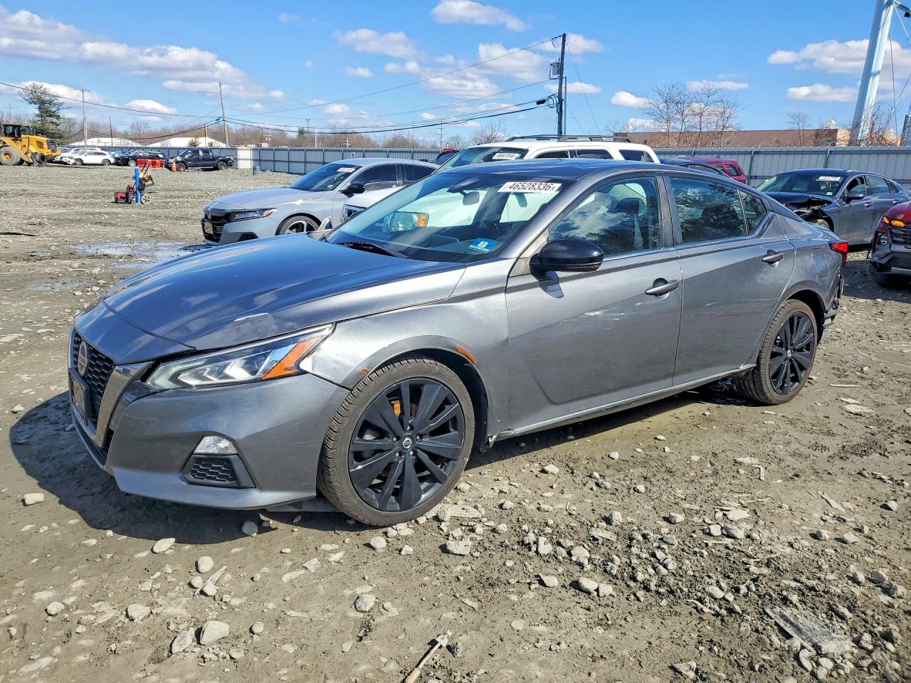 Salvage Nissan Altima Image