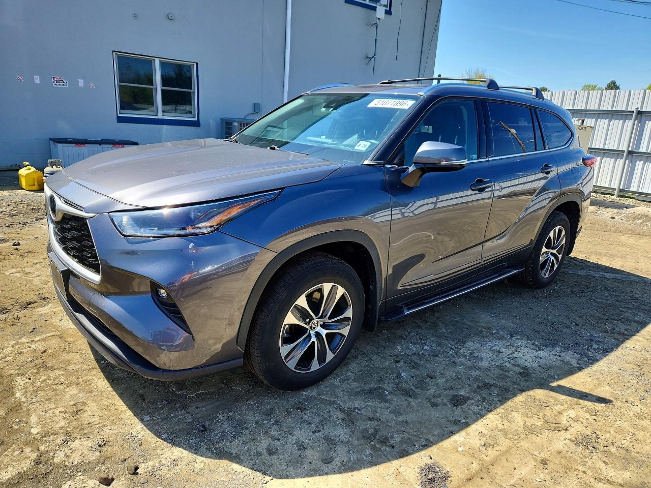 Salvage Toyota Highlander Image