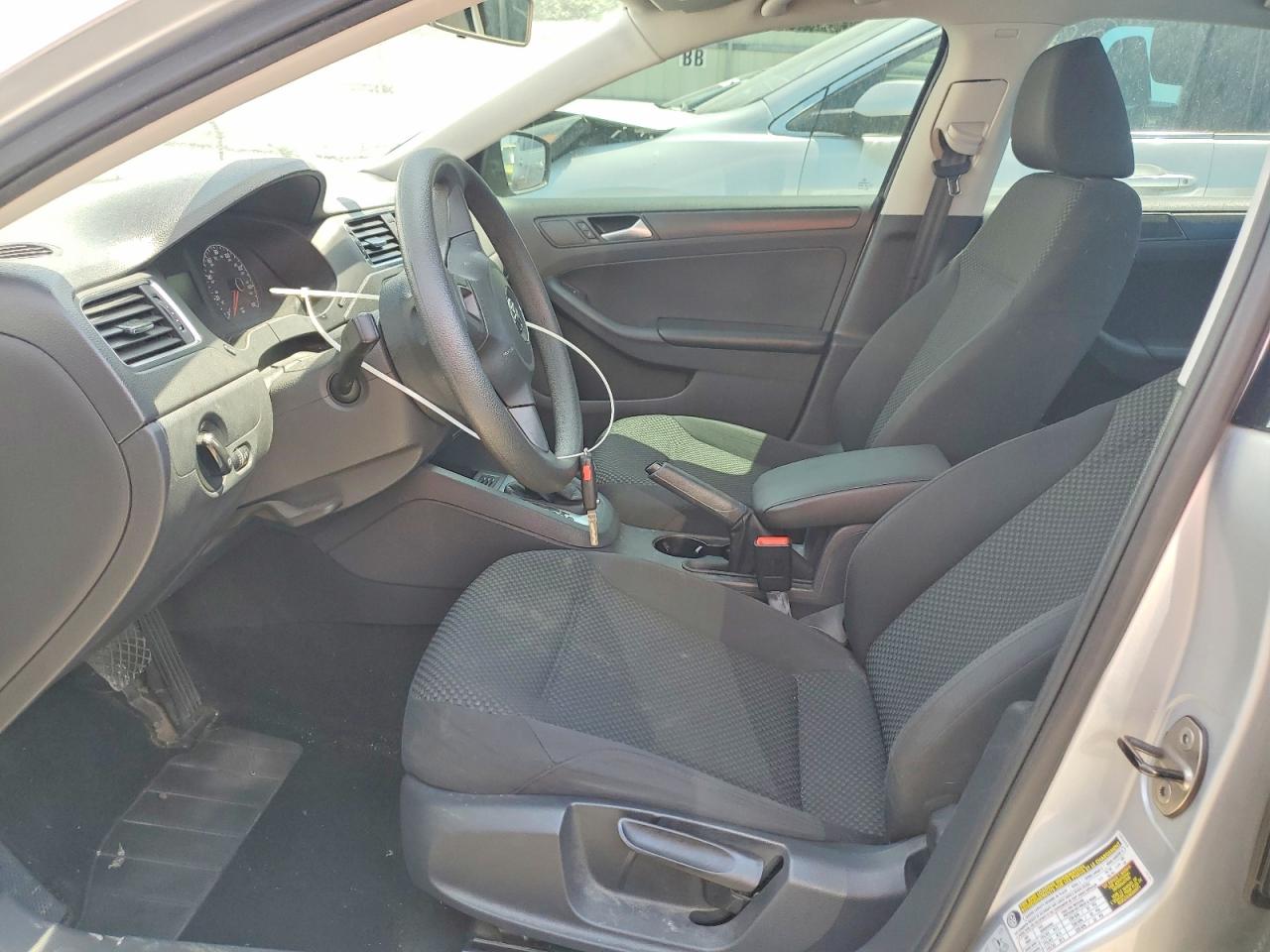 Volkswagen Jetta Base