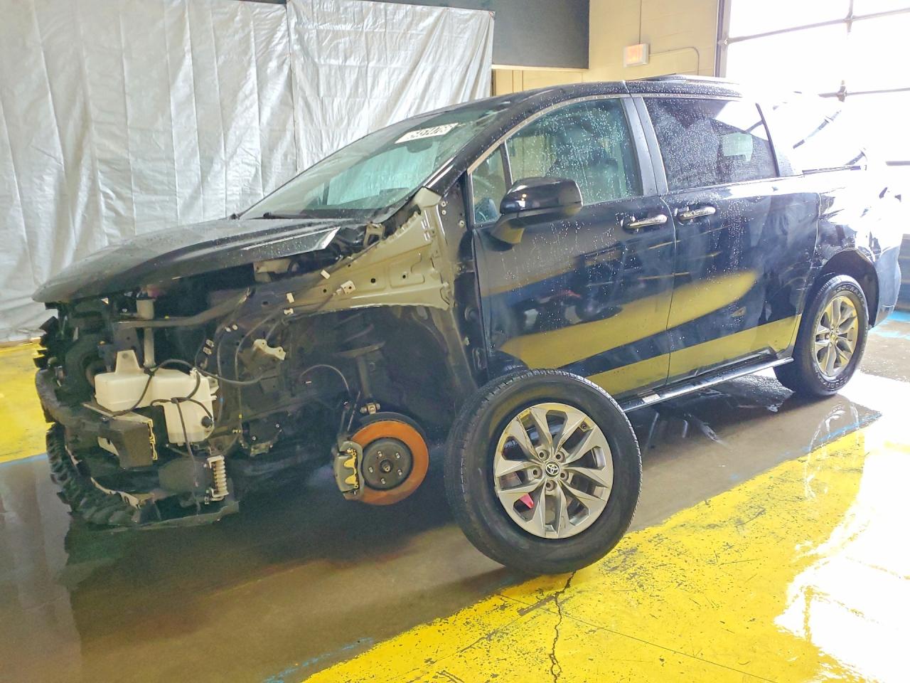 Salvage Toyota Sienna Image