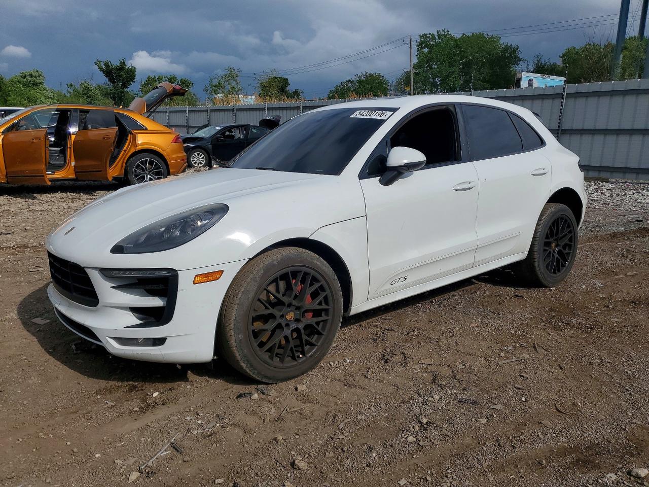 Salvage Porsche Macan Image