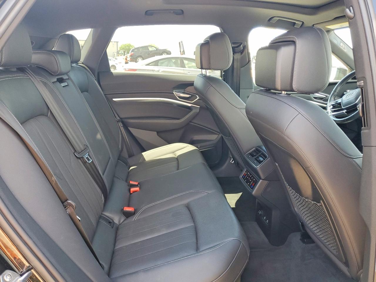 Audi e-tron Premium Plus