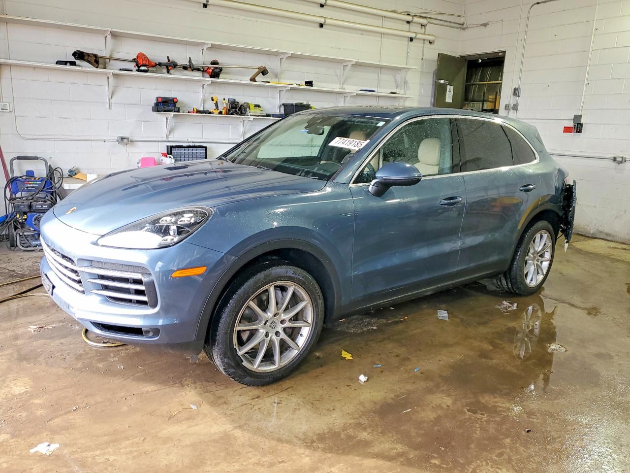 Salvage Porsche Cayenne Image
