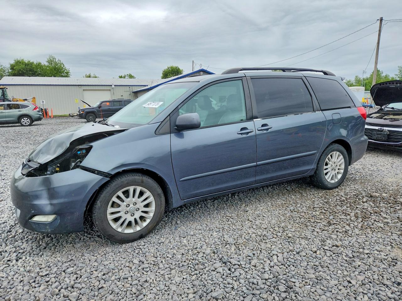 Salvage Toyota Sienna Image