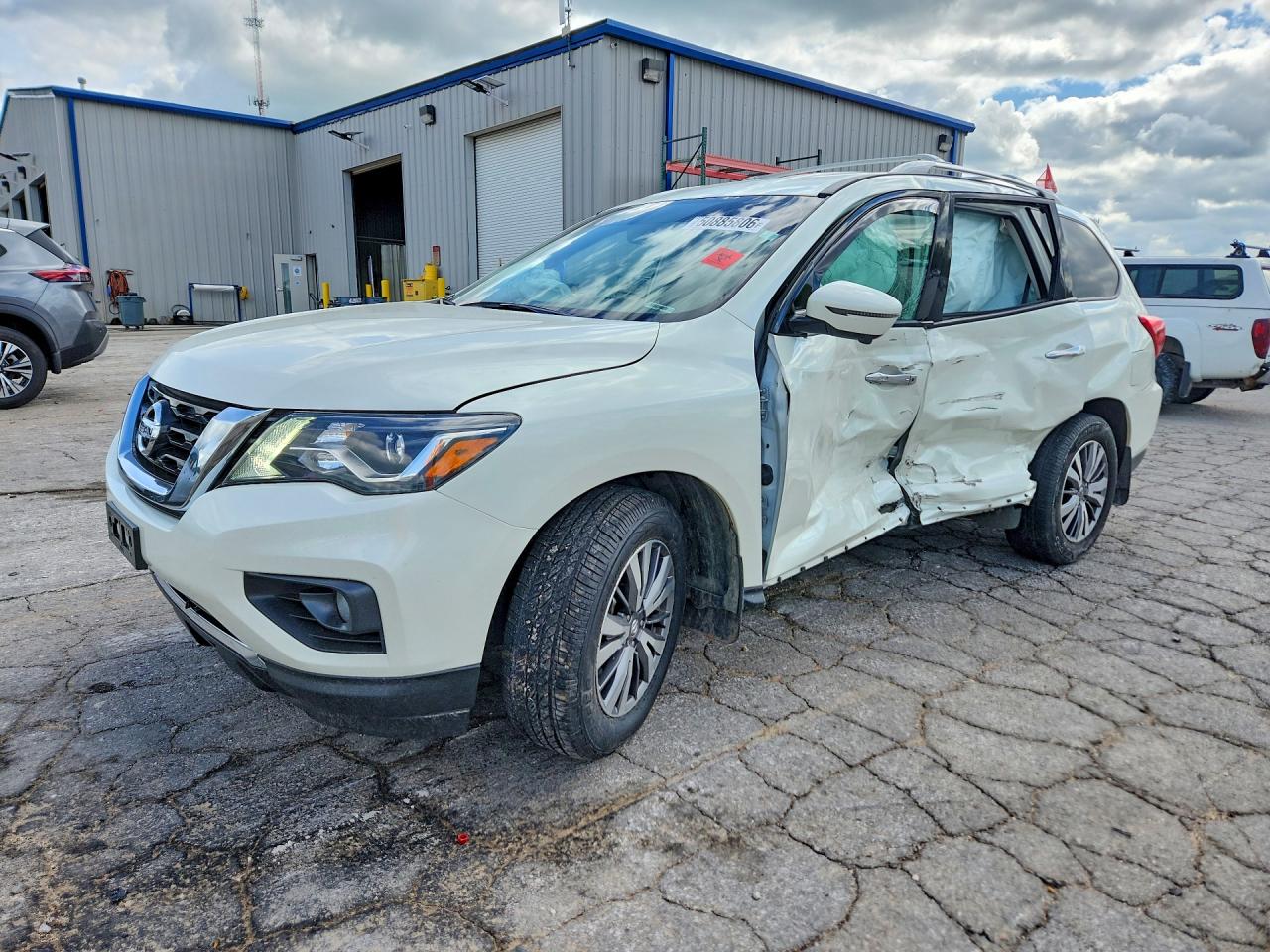 Salvage Nissan Pathfinder Image