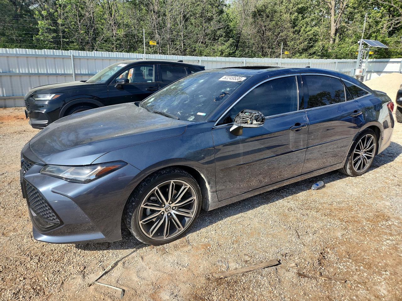 Salvage Toyota Avalon Image