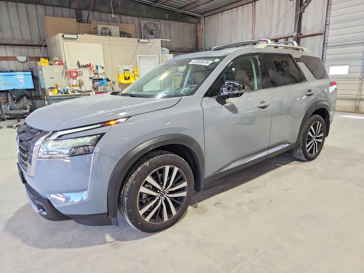 Salvage Nissan Pathfinder Image