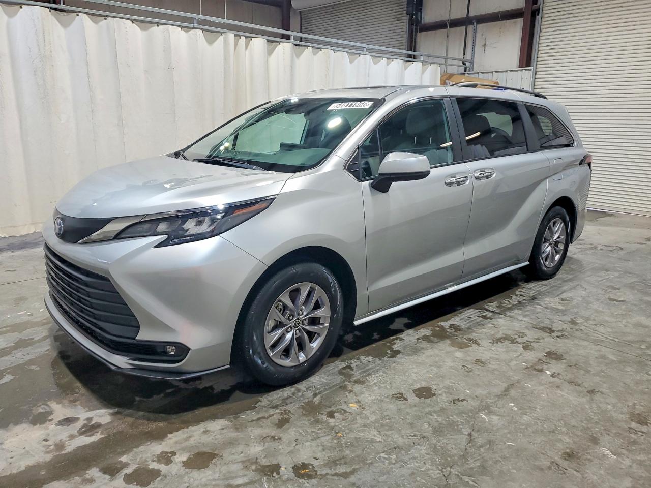 Salvage Toyota Sienna Image