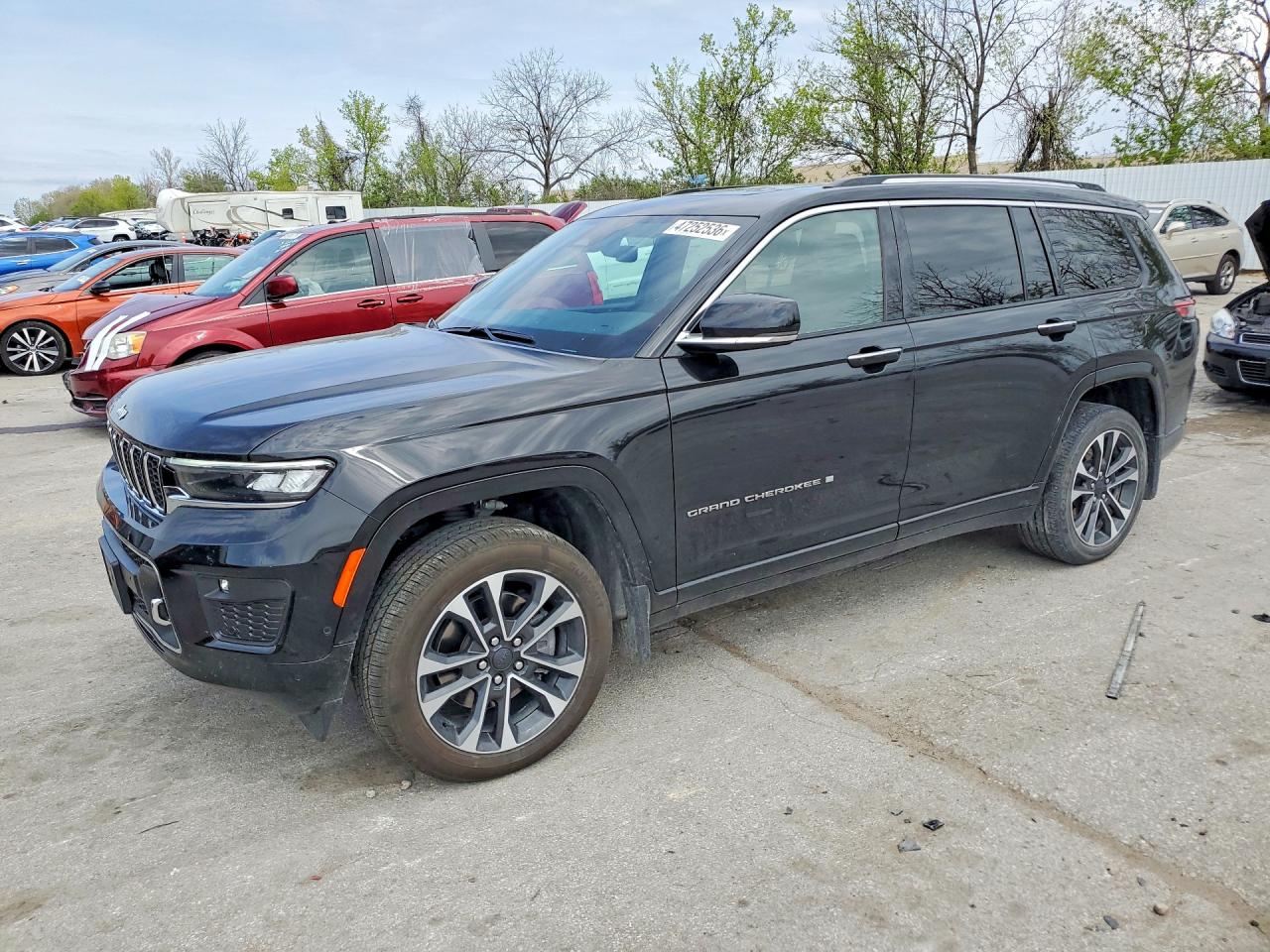 Salvage Jeep Cherokee Image