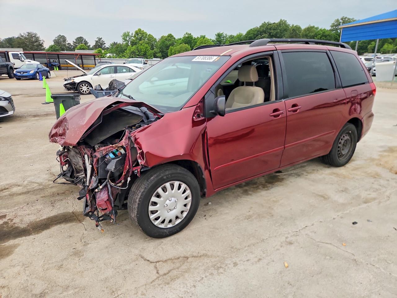 Salvage Toyota Sienna Image