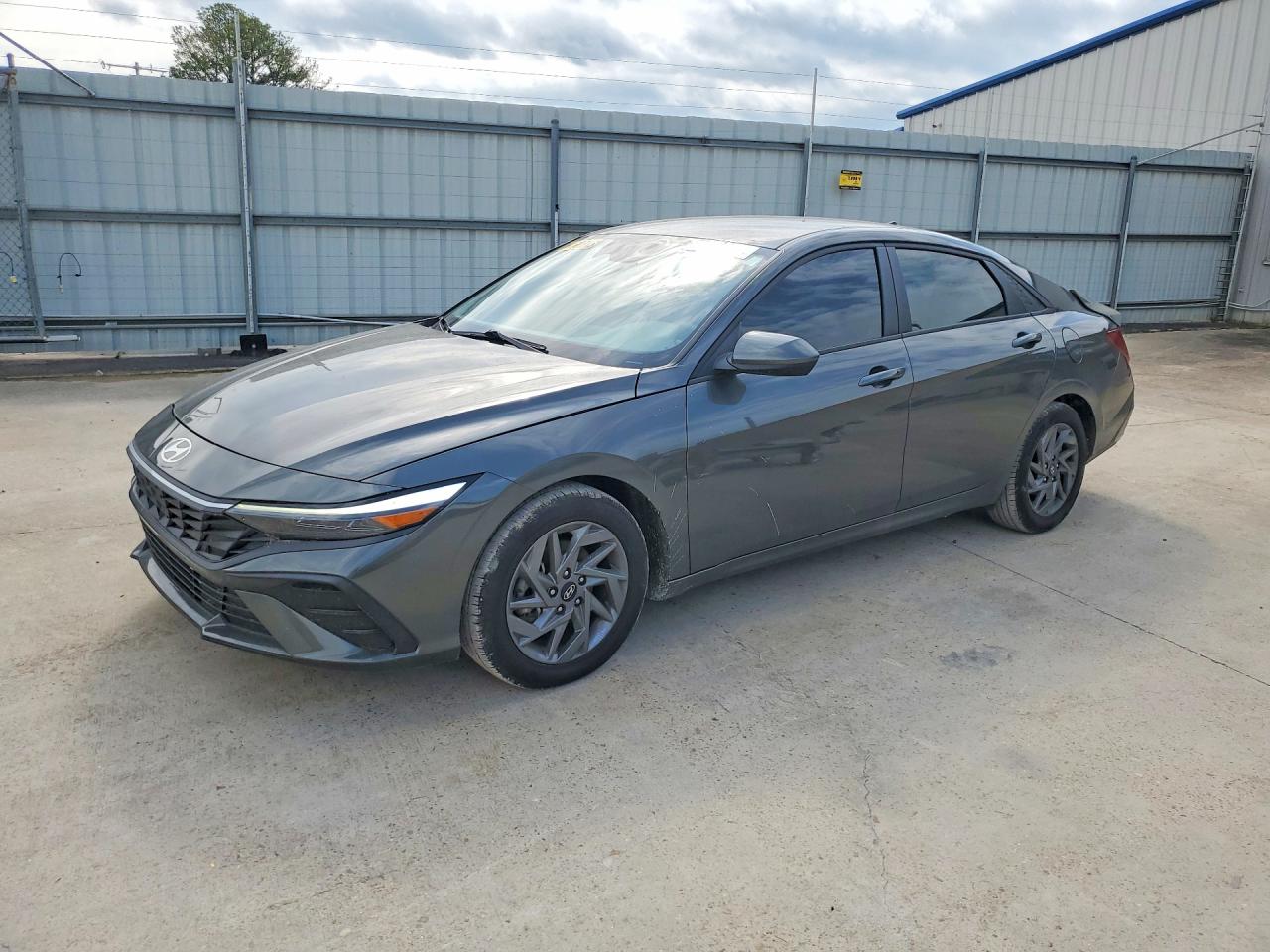 Salvage Hyundai ELANTRA Image
