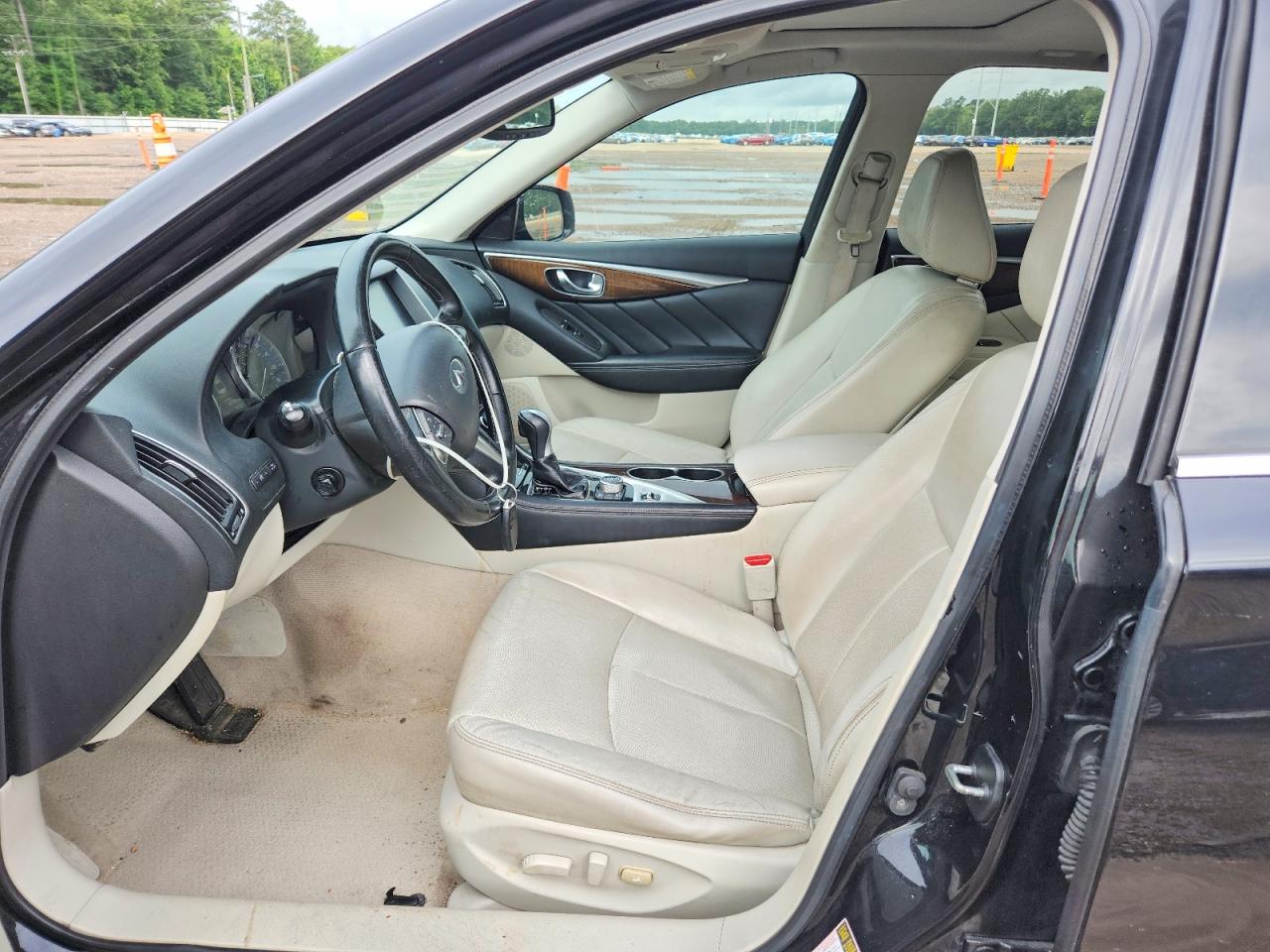 INFINITI Q50 Premium