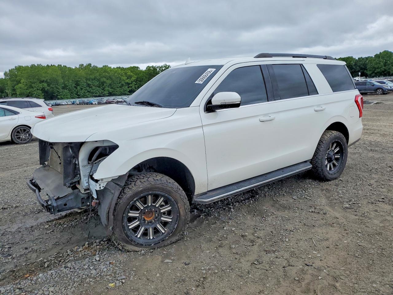 Salvage Ford Expedition Image