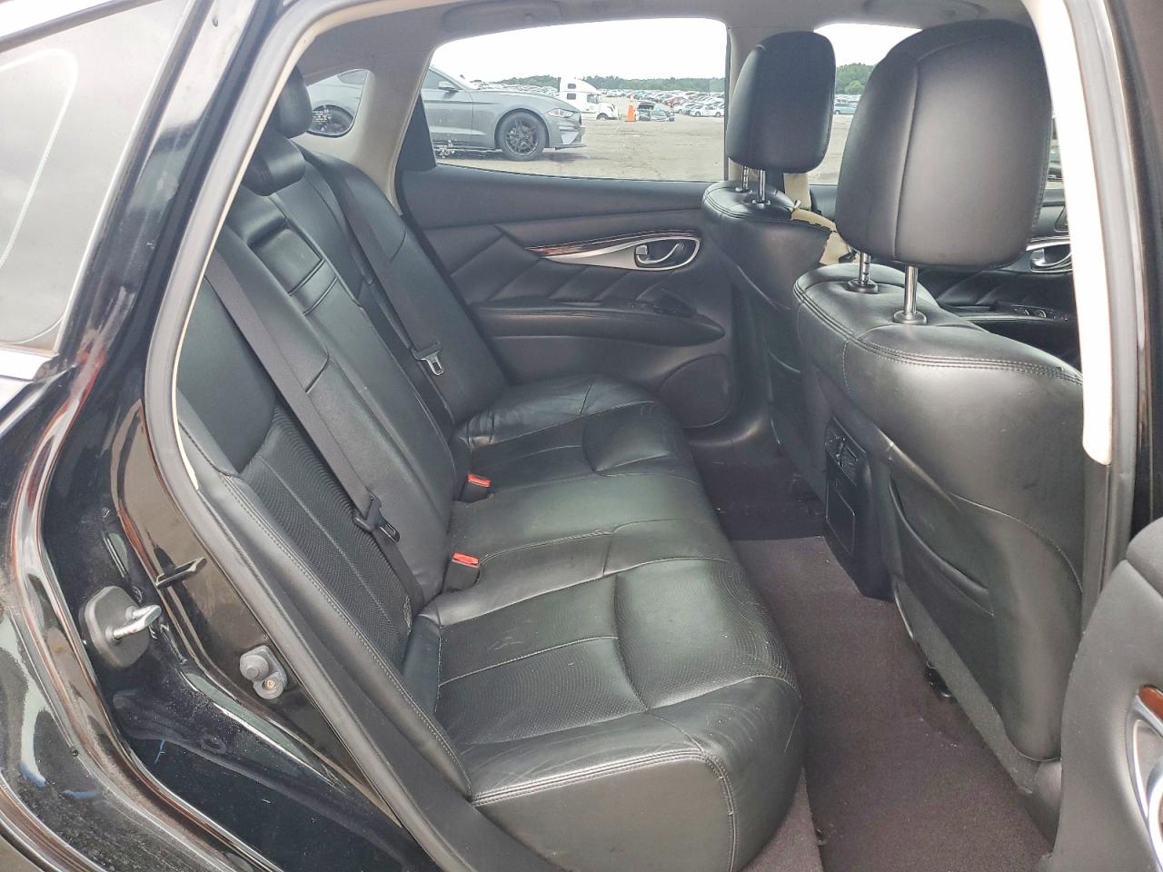INFINITI Q70 3.7