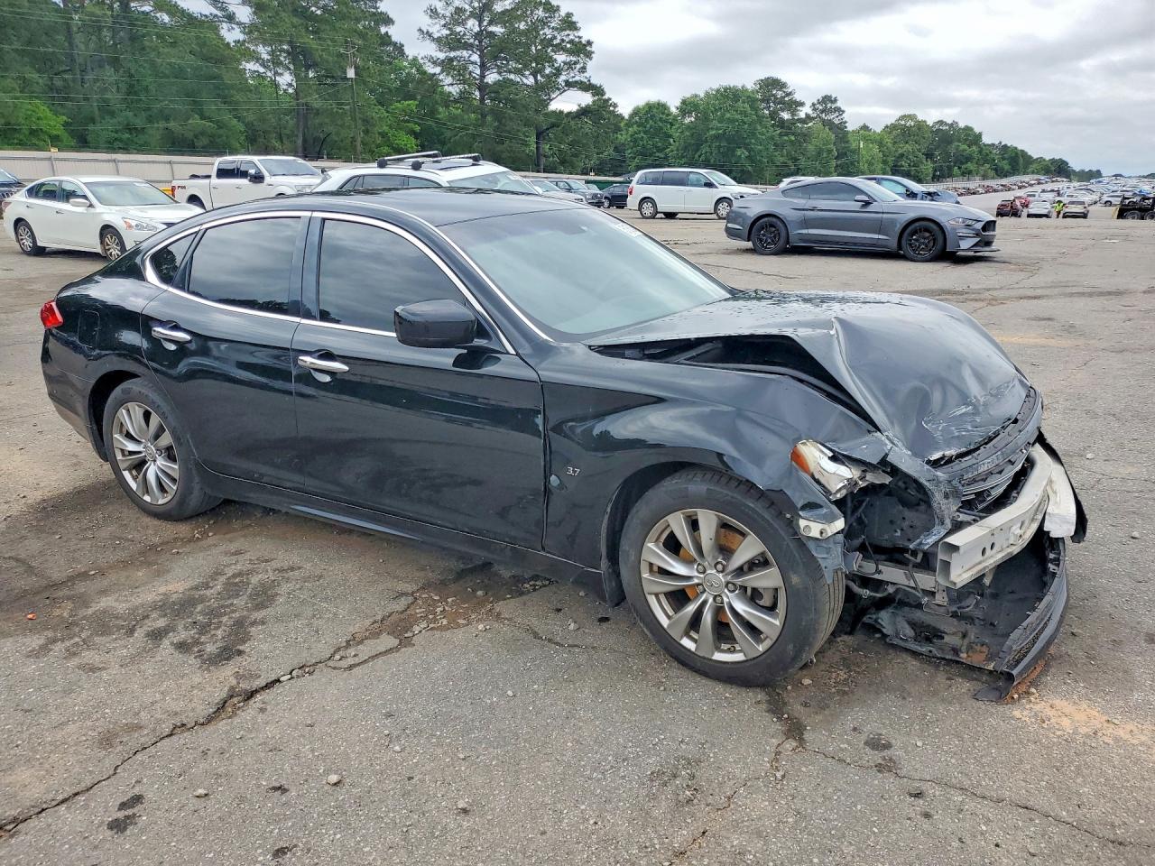 INFINITI Q70 3.7