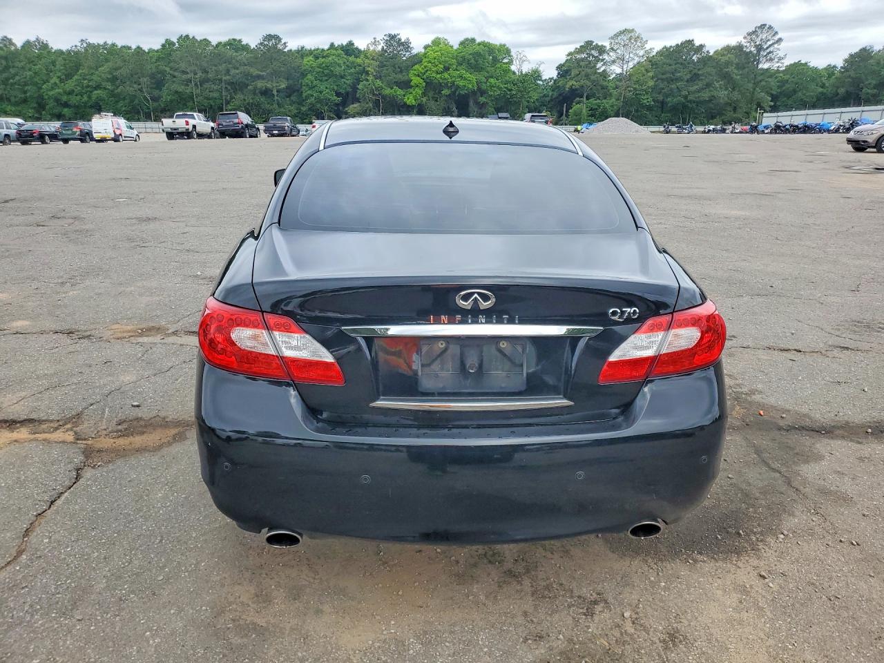 INFINITI Q70 3.7