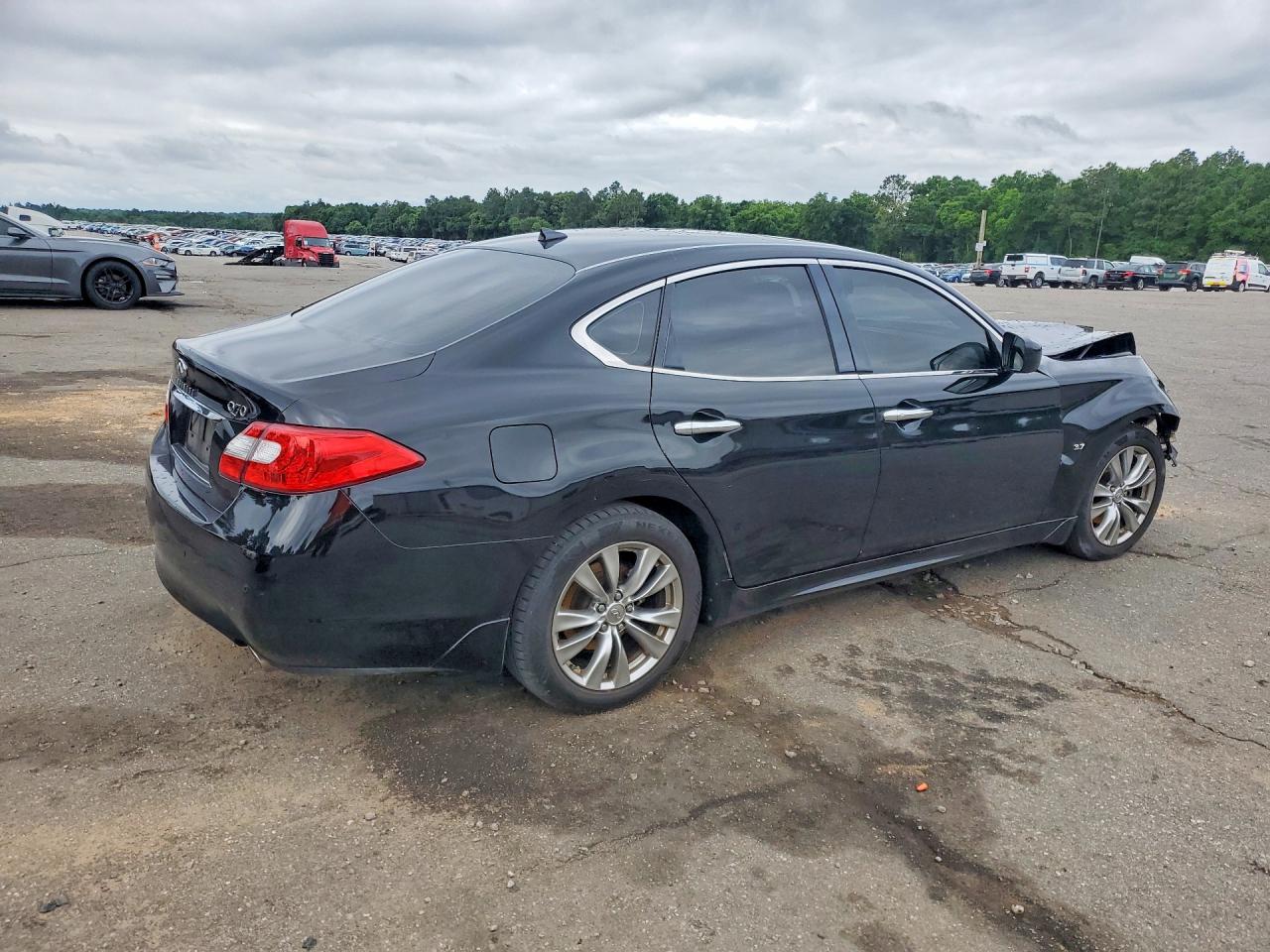 INFINITI Q70 3.7