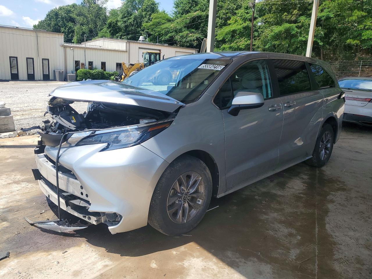 Salvage Toyota Sienna Image