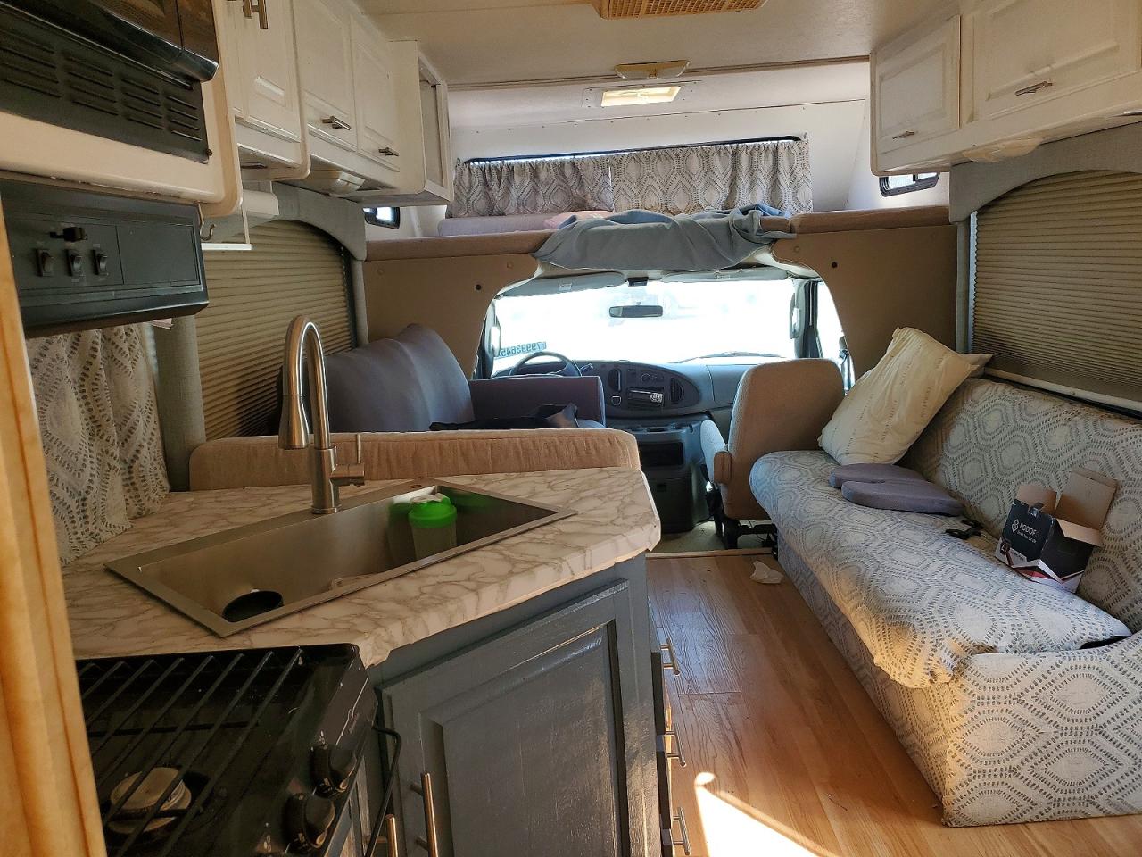 Ford Econoline E450 Super Duty Cutaway Van