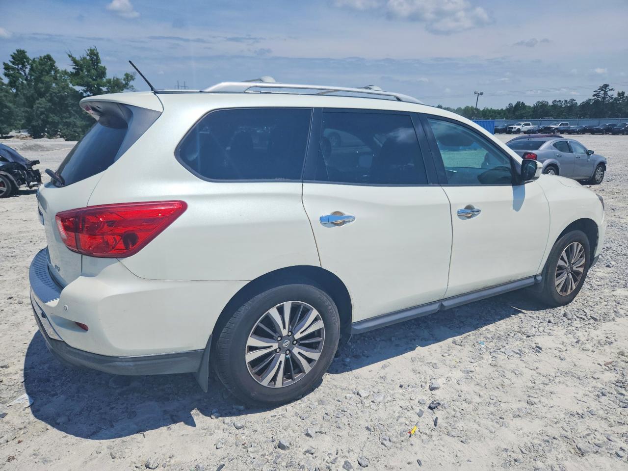Nissan Pathfinder Sv