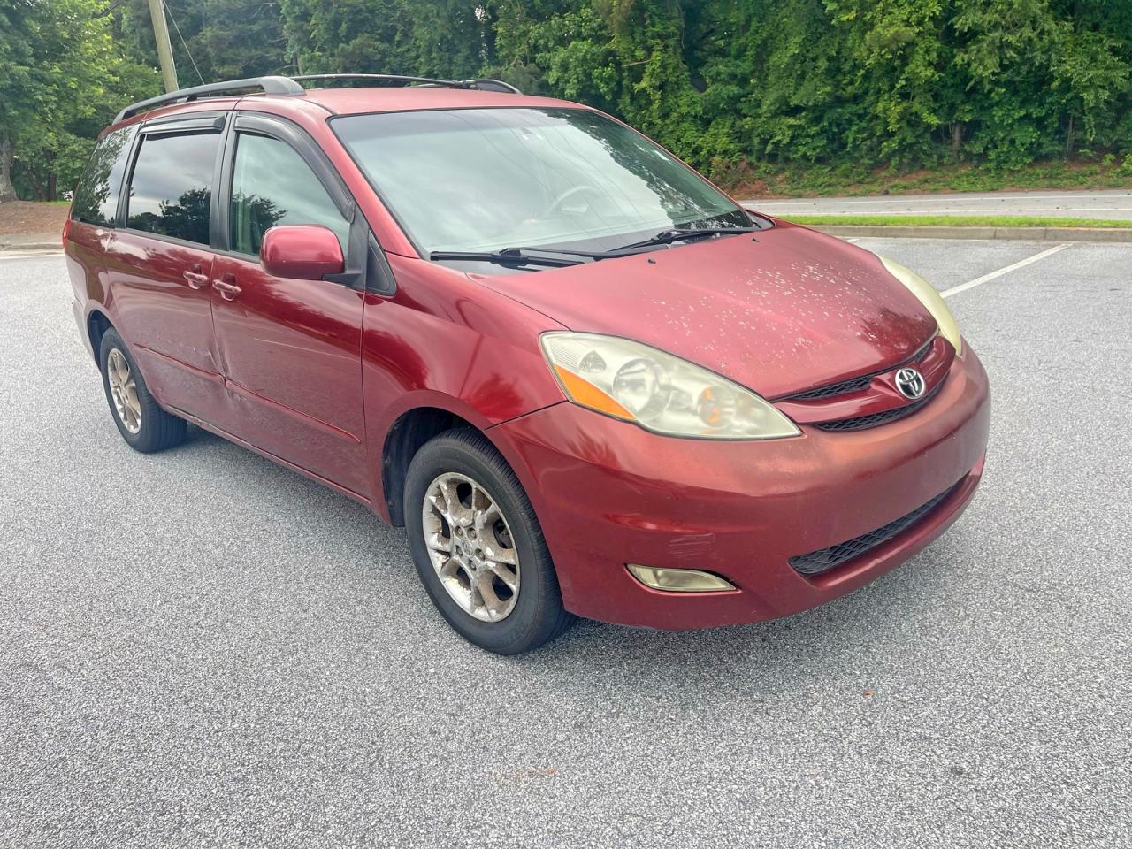 Salvage Toyota Sienna Image