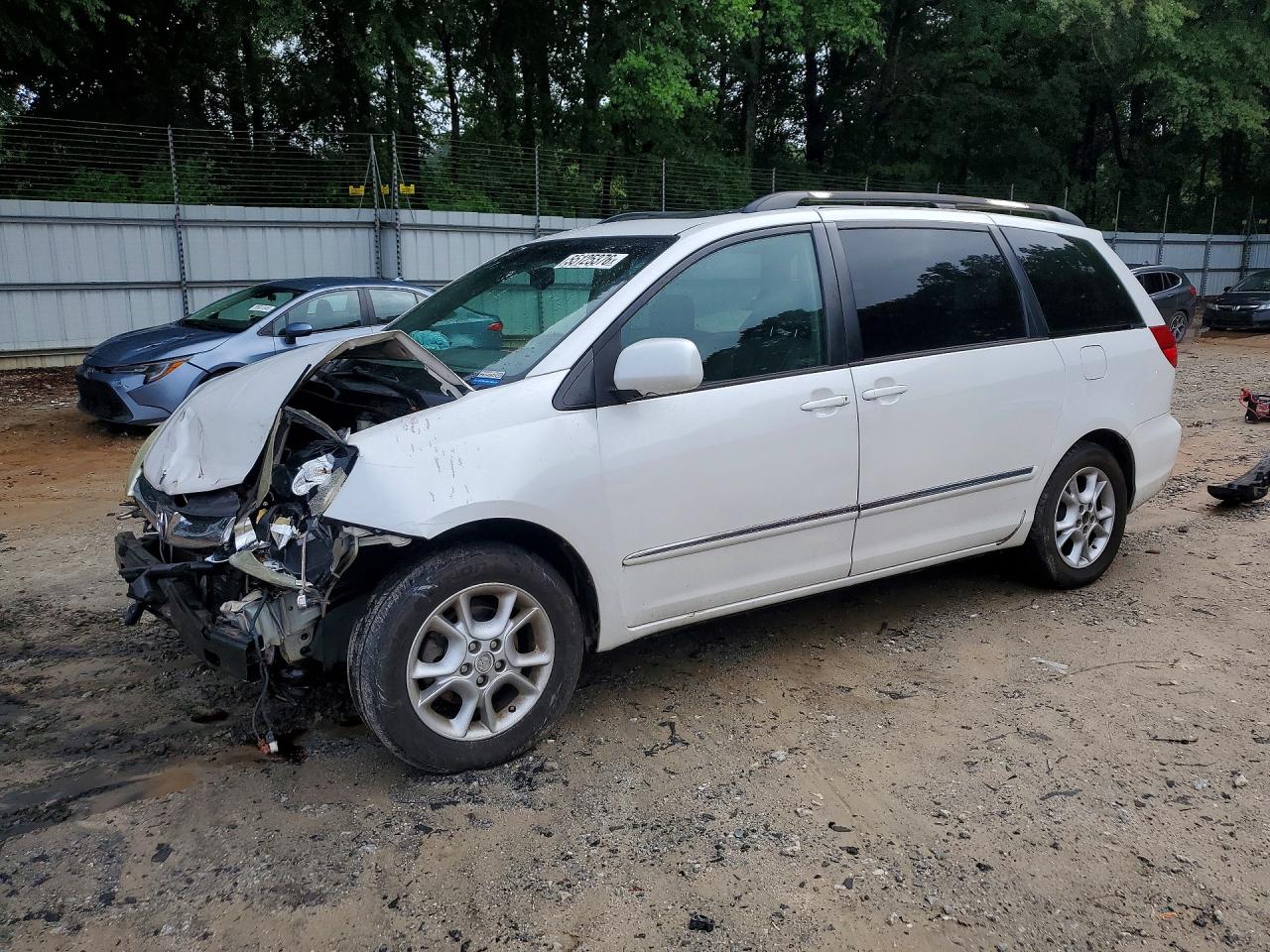 Salvage Toyota Sienna Image