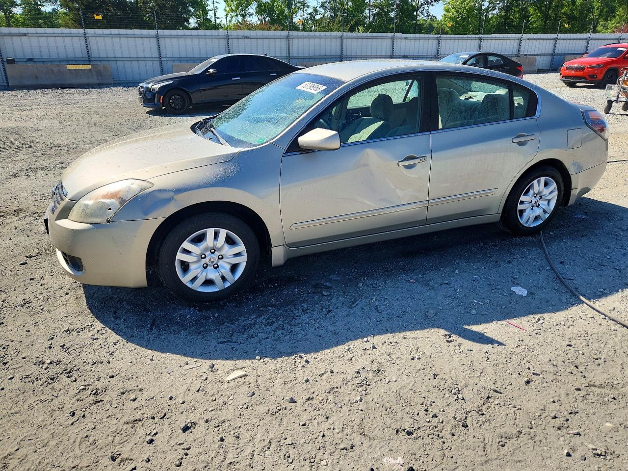 Salvage Nissan Altima Image