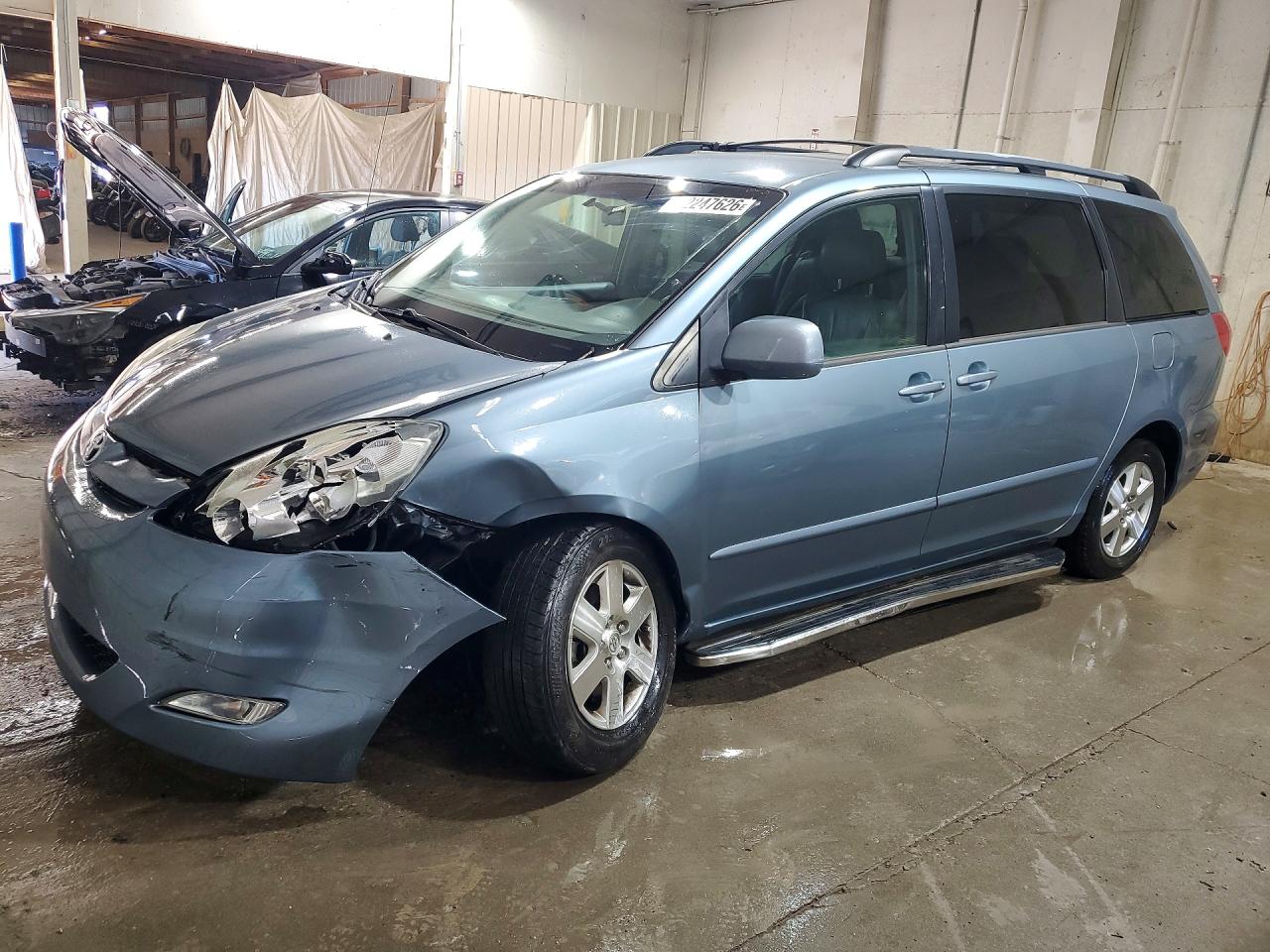 Salvage Toyota Sienna Image