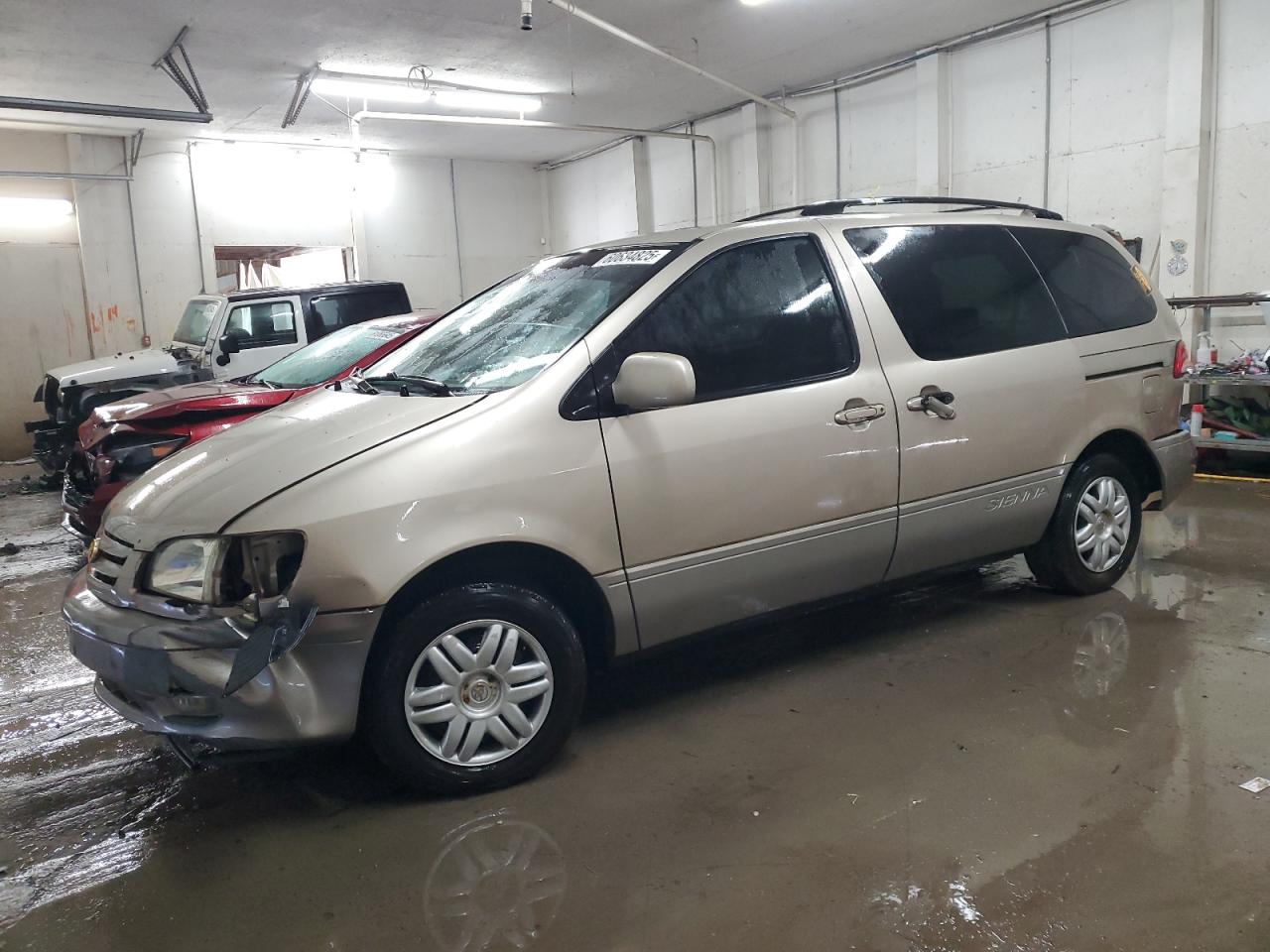 Salvage Toyota Sienna Image