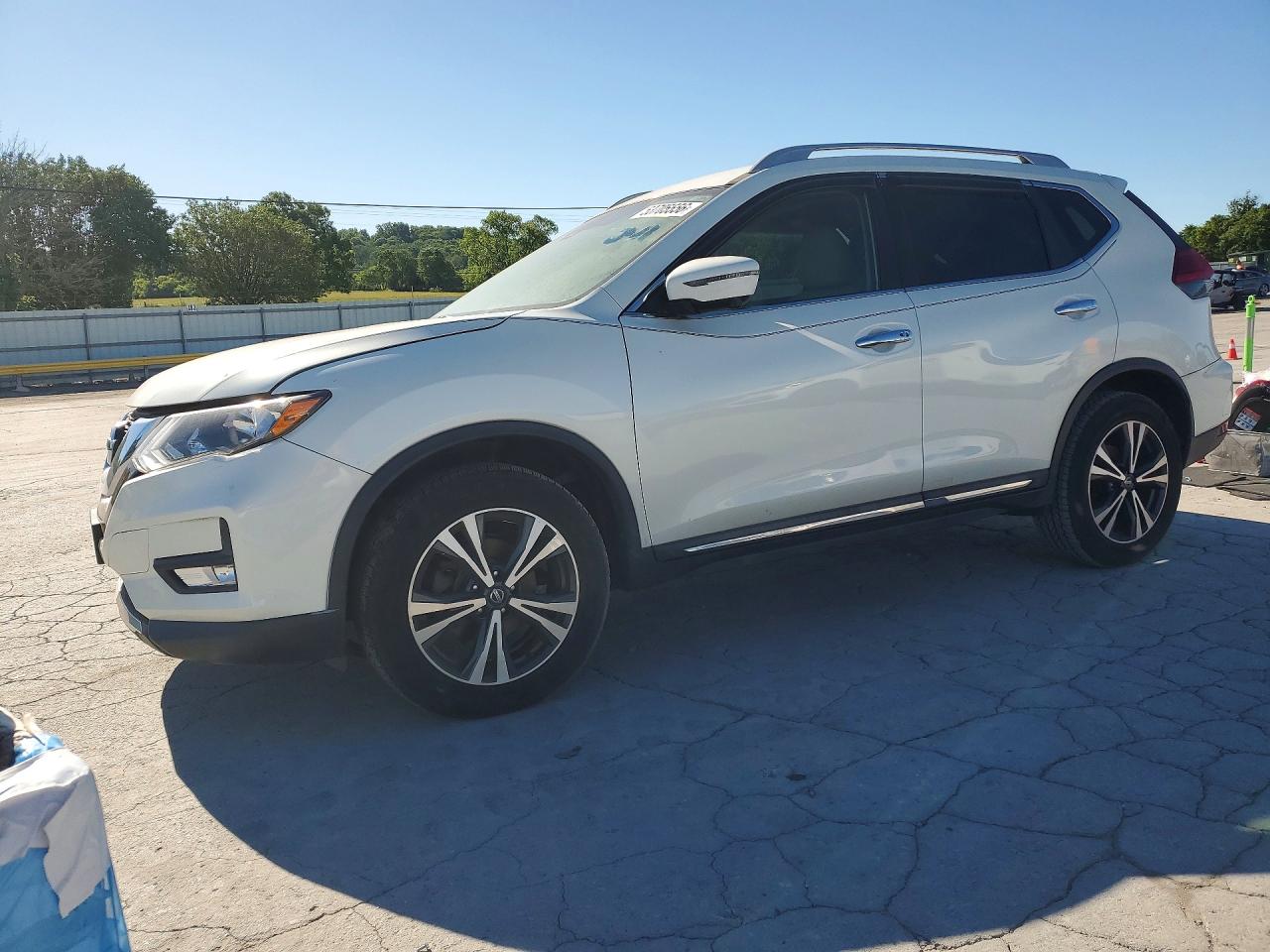 Salvage Nissan Rogue Image