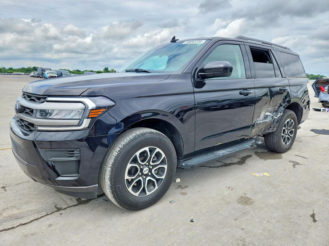 Salvage Ford Expedition Image