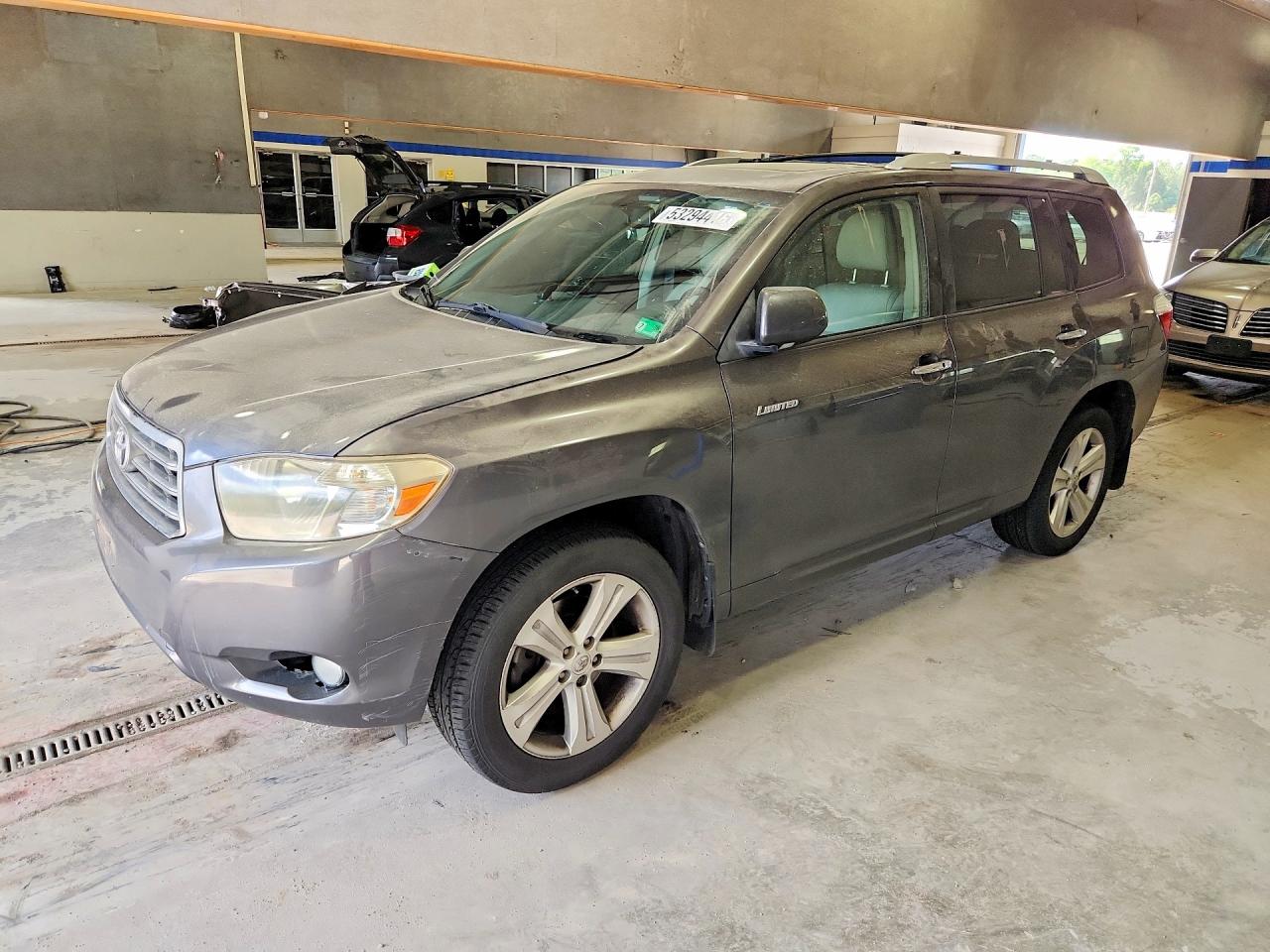 Salvage Toyota Highlander Image
