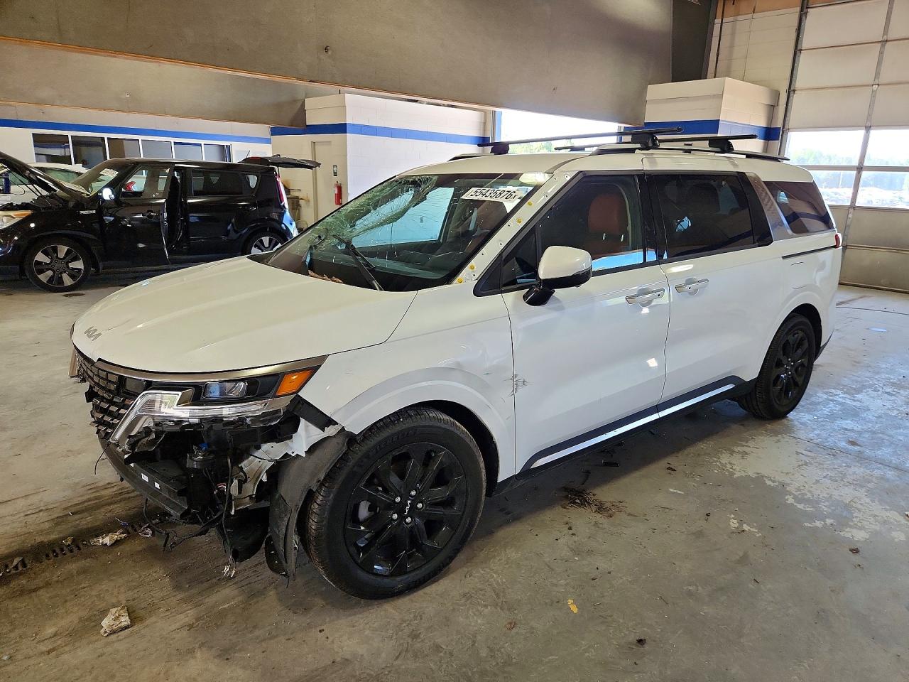 Salvage Kia Carnival Image