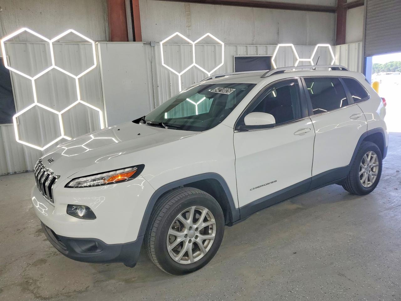 Salvage Jeep Cherokee Image