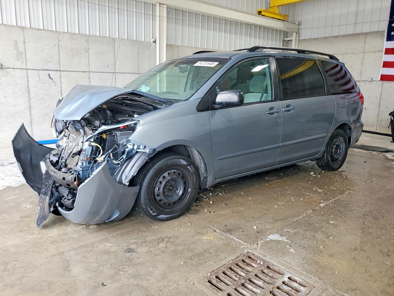 Salvage Toyota Sienna Image